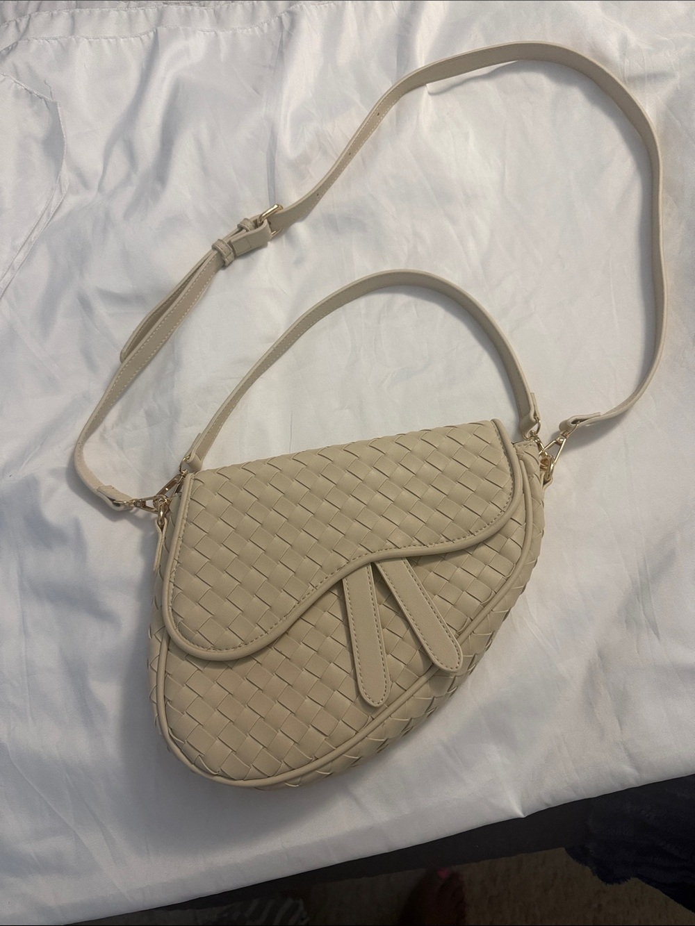 Urban Expressions Cream Woven Saddle Crossbody Bag